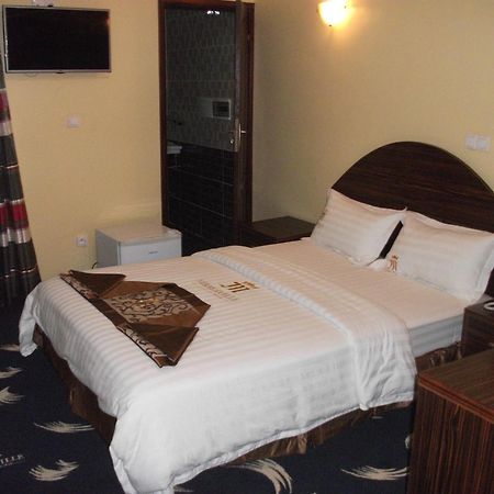 Mbayaville Hotel Дуала Екстериор снимка