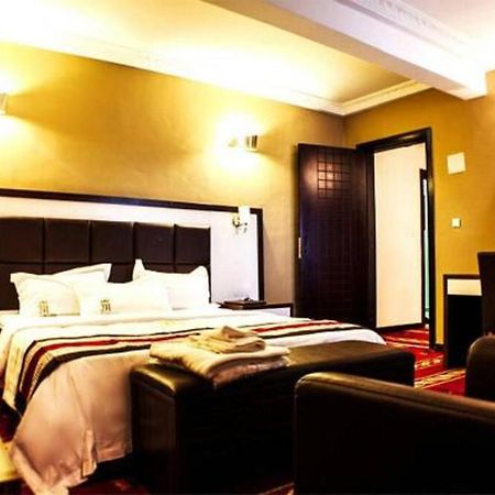 Mbayaville Hotel Дуала Екстериор снимка
