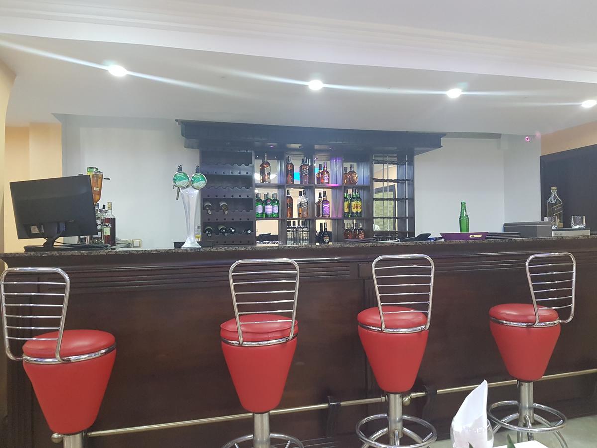 Mbayaville Hotel Дуала Екстериор снимка