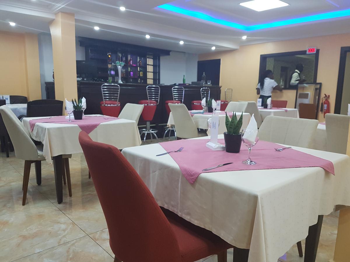 Mbayaville Hotel Дуала Екстериор снимка