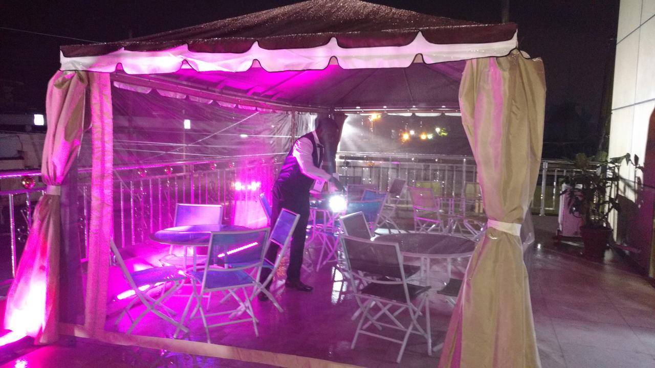 Mbayaville Hotel Дуала Екстериор снимка