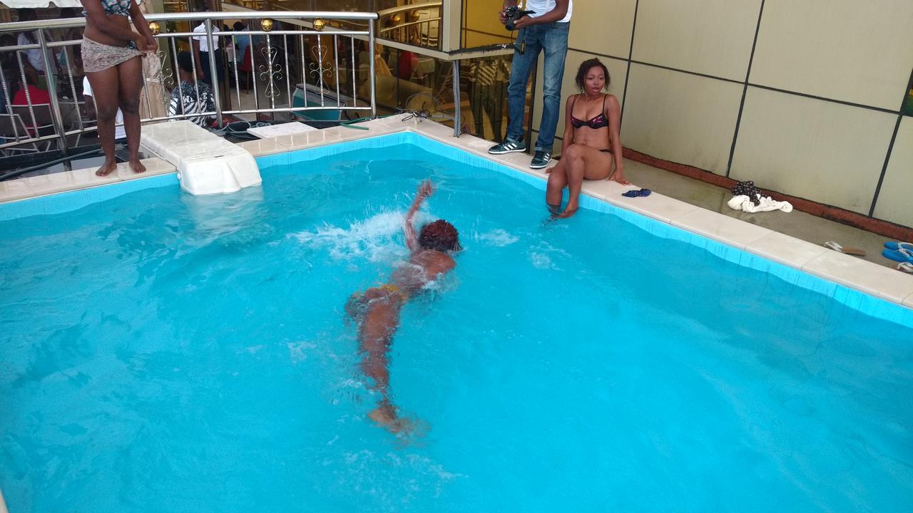 Mbayaville Hotel Дуала Екстериор снимка