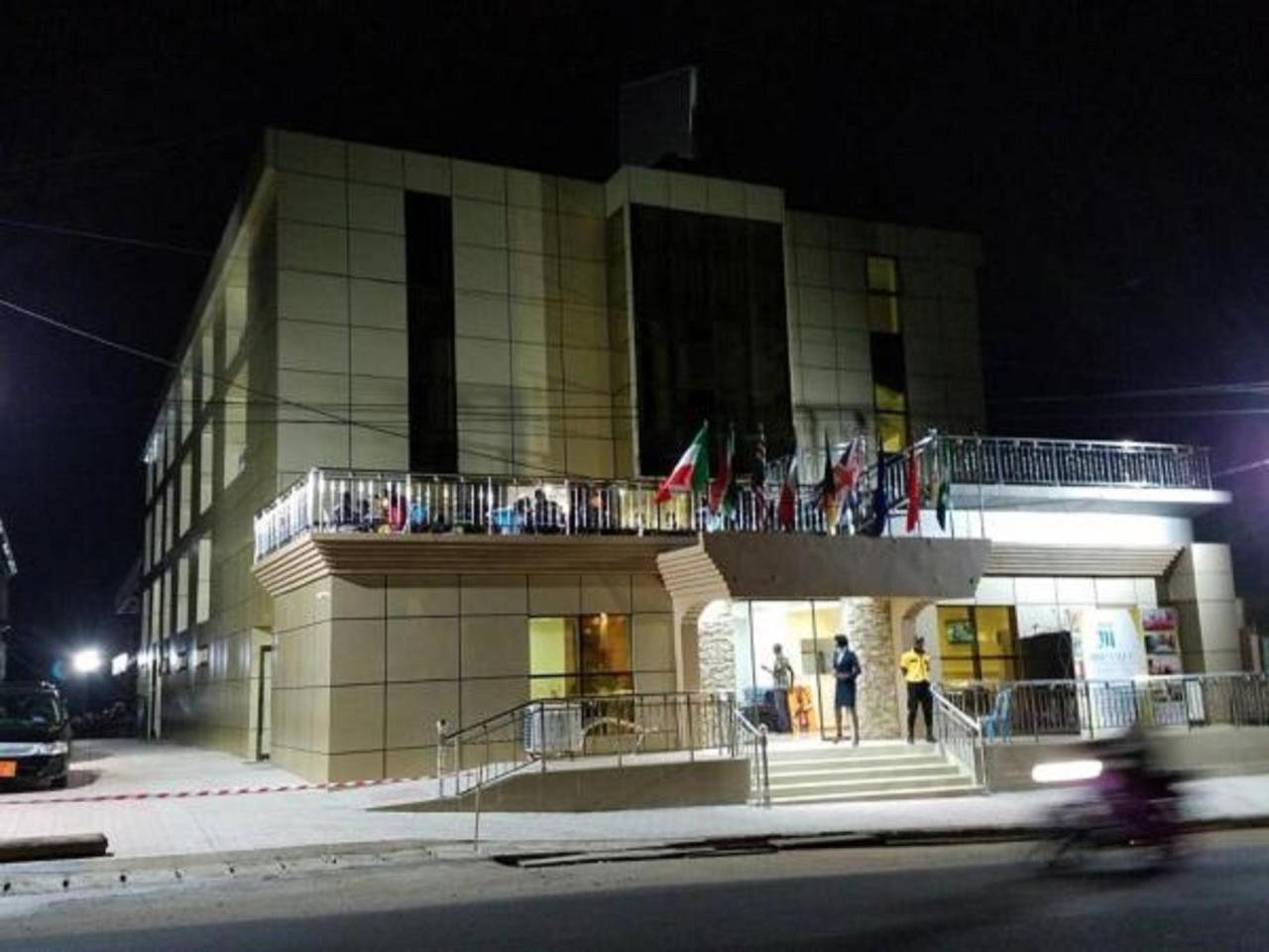 Mbayaville Hotel Дуала Екстериор снимка