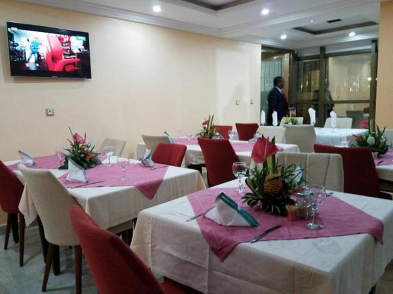 Mbayaville Hotel Дуала Екстериор снимка