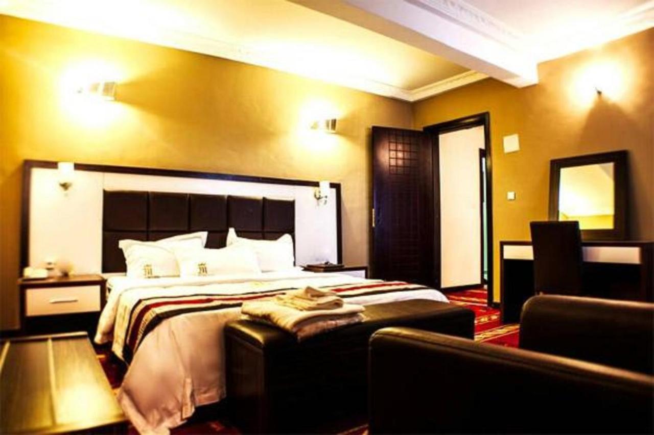 Mbayaville Hotel Дуала Екстериор снимка