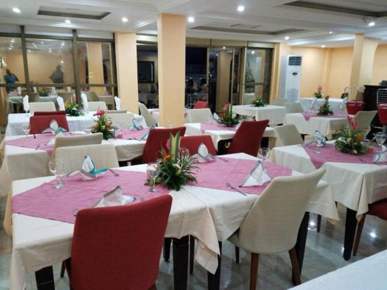 Mbayaville Hotel Дуала Екстериор снимка